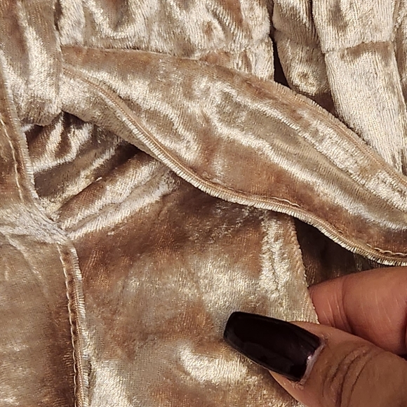 Luxurious crushed velvet joggers champagne colored with shimmer - Picture 6 of 9